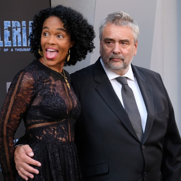 En effet, lui et Virginie Silla sont "restés soudés".
Luc Besson avec sa femme Virginie Besson-Silla à la première de 'Valerian and the City of a Thousand Planets' au théâtre Chinois à Hollywood, le 17 juillet 2017 © Chris Delmas/Bestimage 