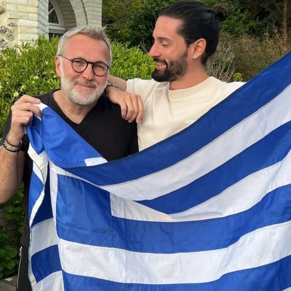 "Elle me dit : 'il me rappelle pas, il me rappelle pas !'", ajoutait le compagnon de Hugo Manos.
Laurent Ruquier et son compagnon Hugo Manos posant ensemble lors d'un week-end en Normandie.