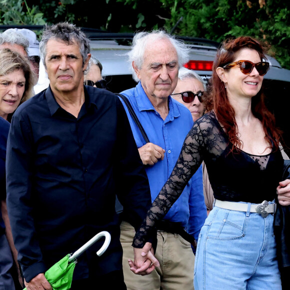 Julien Clerc, sa femme Hélène Grémillon, leur fils Léonard Clerc et la famille aux obsèques civiles du journaliste Gérard Leclerc au cimetière des Trois-Moutiers à Loudun, dans la Vienne, France. © Dominique Jacovides/Bestimage