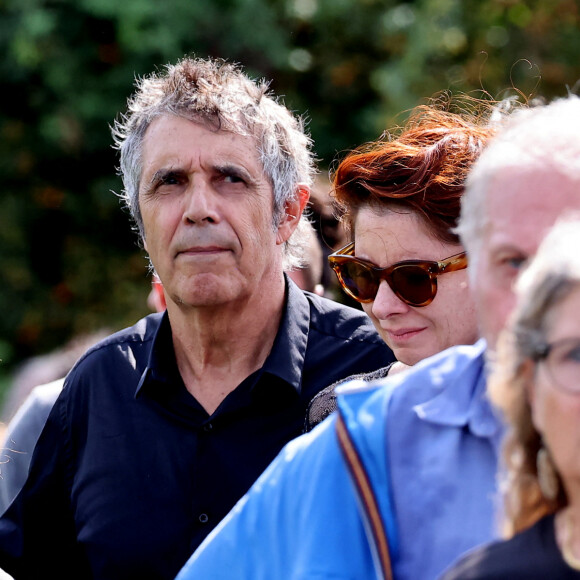Julien Clerc et sa femme Hélène Grémillon aux obsèques civiles du journaliste Gérard Leclerc au cimetière des Trois-Moutiers à Loudun, dans la Vienne, France, le 24 août 2023. © Dominique Jacovides/Bestimage