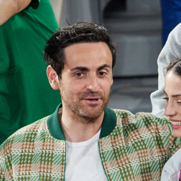 Camille Combal et sa femme Marie en tribunes lors des Internationaux de France de tennis de Roland Garros 2023, à Paris, France, le 6 juin 2023. © Jacovides-Moreau/Bestimage