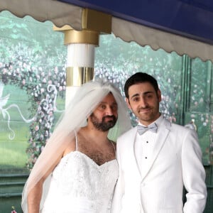 Exclusif - Prix Spécial - Jour 3 - Les maris, Cyril Hanouna et Camille Combal posent ? la sortie de la Little White Wedding Chapel - Mariage de Cyril Hanouna avec Camille Combal dans la Little White Wedding Chapel de Las Vegas le 2 avril 2016. Cyril Hanouna et Camille Combal sont partis à Las Vegas le jeudi 31 mars 2016 pour célébrer leur mariage le samedi 2 avril 2016. Jean-Michel Maire, Isabelle Morini-Bosc, Matthieu Delormeau, Mokhtar Guetari et Gilles Verdez étaient les cinq chroniqueurs qui les accompagnaient ainsi que des invités de l'émission "Touche pas à mon poste !" choisis dans le public. © Dominique Jacovides/Bestimage