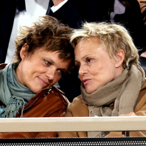 Muriel Robin et sa femme Anne Le Nen - Célébrités dans les tribunes des internationaux de France de Roland Garros à Paris le 31 mai 2022. © Cyril Moreau - Dominique Jacovides/Bestimage