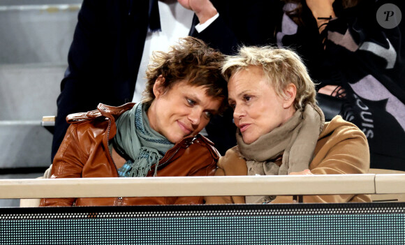 Muriel Robin et sa femme Anne Le Nen - Célébrités dans les tribunes des internationaux de France de Roland Garros à Paris le 31 mai 2022. © Cyril Moreau - Dominique Jacovides/Bestimage