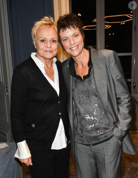 Semi-exclusif - Muriel Robin et sa femme Anne Le Nen - Remise du prix "Fonds de dotation Line Renaud-Loulou Gasté" pour la recherche médicale à la Maison de la Recherche à Paris le 15 novembre 2021. © Coadic Guirec/Bestimage