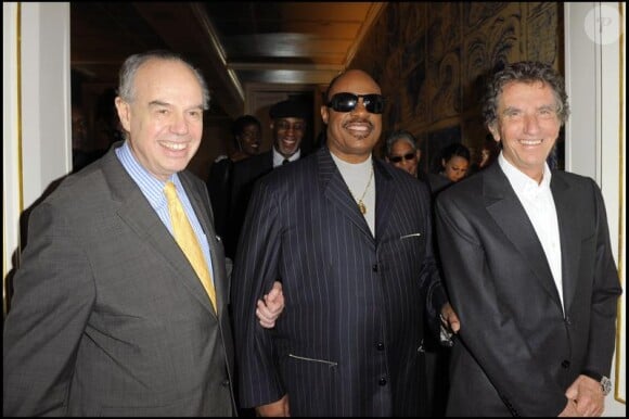 Stevie Wonder reçoit la médaille de Commandeur des Arts et des Lettres des mains de Frédéric Mitterrand au Ministère de la Culture, le samedi 6 mars.