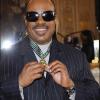 Stevie Wonder reçoit la médaille de Commandeur des Arts et des Lettres des mains de Frédéric Mitterrand au Ministère de la Culture, le samedi 6 mars.