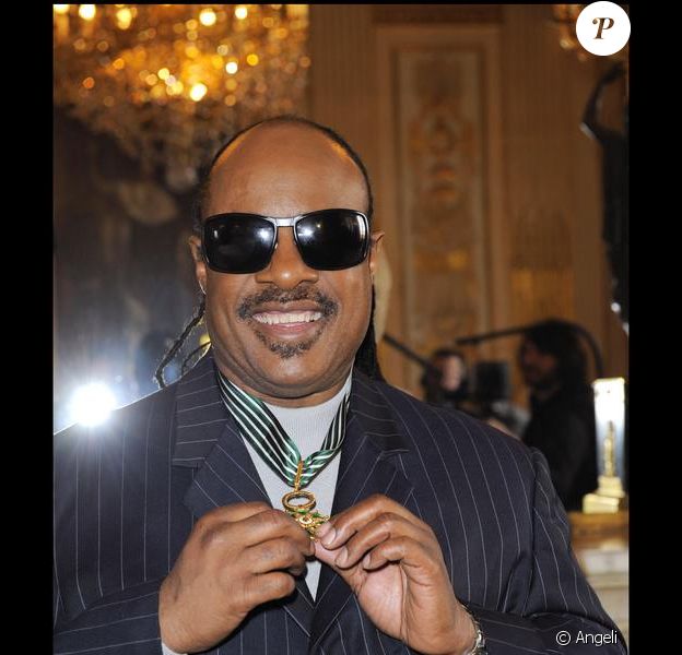 Stevie Wonder reçoit la médaille de Commandeur des Arts et des Lettres des mains de Frédéric Mitterrand au Ministère de la Culture, le samedi 6 mars.