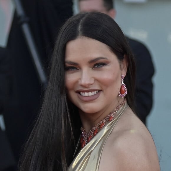 Adriana Lima était également présente
Première du film "Maestro" lors du 80ème festival international du film de Venise, La Mostra