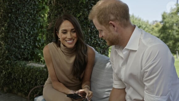 Le prince Harry et Meghan Markle ont dansé dans les bras l'un de l'autre sur le titre "1+1" de Beyoncé.
Le prince Harry, duc de Sussex et Meghan Markle, duchesse de Sussex, ont surpris certains jeunes très performants – avec des appels téléphoniques personnels pour les féliciter. ©JLPPA/ Bestimage