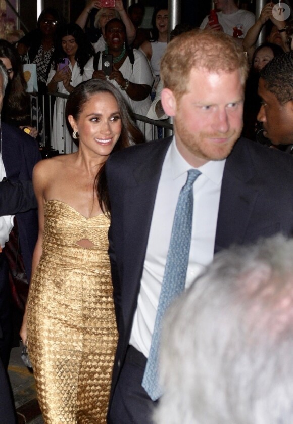 Le prince Harry, duc de Sussex et Meghan Markle, duchesse de Sussex, et sa mère Doria Ragland, à la sortie de la cérémonie des "Women of Vision Awards" au Ziegfeld Theatre à New York, le 16 mai 2023. ©Backgrid USA / Bestimage