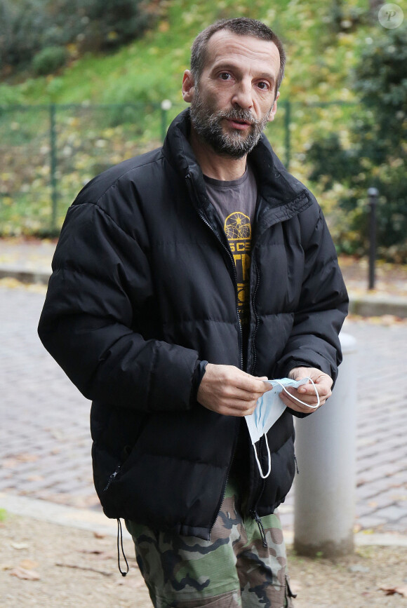 Exclusif - Mathieu Kassovitz à son arrivée dans les studios de la radio RMC à Paris. Le 16 décembre 2020 © Panoramic / Bestimage 