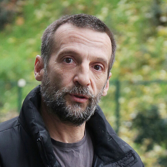 Exclusif - Mathieu Kassovitz à son arrivée dans les studios de la radio RMC à Paris. Le 16 décembre 2020 © Panoramic / Bestimage 