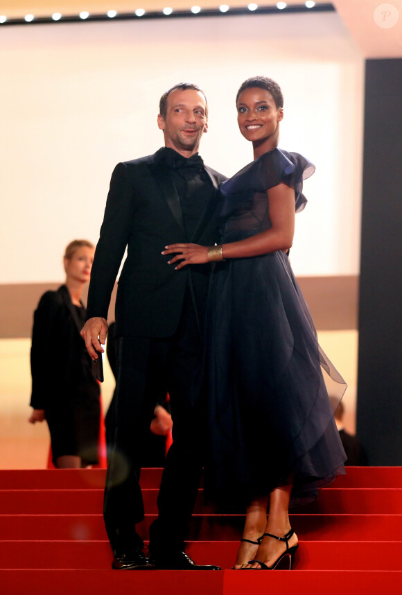 Mathieu Kassovitz et sa compagne Aude Legastelois (Habillée en Dior) - Montée des marches du film "Happy End" lors du 70ème Festival International du Film de Cannes. Le 22 mai 2017. © Borde-Jacovides-Moreau/Bestimage 