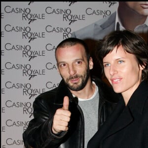 L'acteur a eu trois enfants, Carmen, puis deux autres avec son ex-compagne Aurore.
Mathieu Kassovitz et sa compagne Aurore - Première du film "Casino Royale", le nouveau James Bond au Grand Rex.