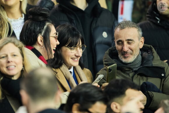 Geek  assumée, Hoshi est sur un petit nuage puisqu'elle a eu l'occasion de se charger de la bande originale du nouveau film One Piece.
Hoshi et sa compagne Gia Martinelli, Elie Semoun au Parc des Princes à Paris le 14 février 2023.