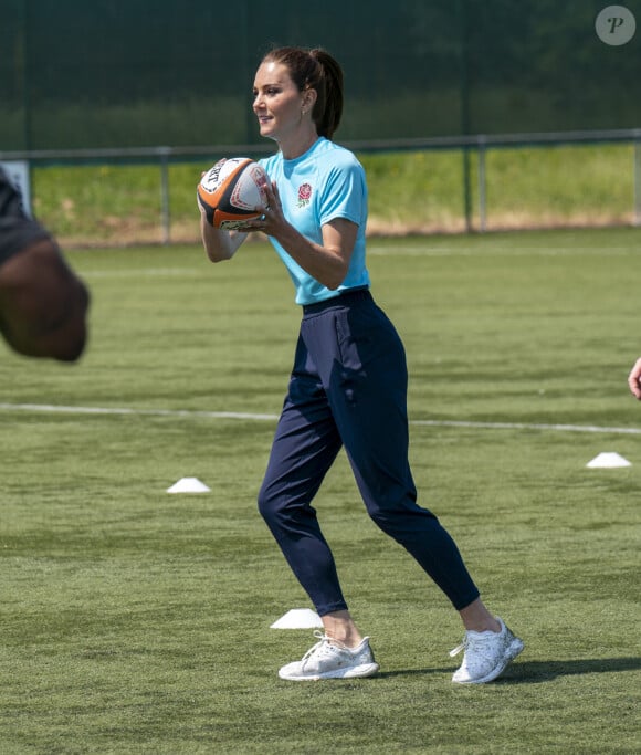 Catherine Kate Middleton, princesse de Galles, participe à des exercices de rugby lors d'une visite au Maidenhead Rugby Club, dans le Berkshire, le 7 juin 2023. 