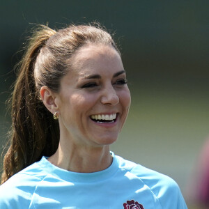 Catherine Kate Middleton, princesse de Galles, participe à des exercices de rugby lors d'une visite au Maidenhead Rugby Club, dans le Berkshire le 7 juin 2023. 