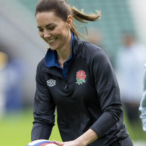 Catherine (Kate) Middleton, duchesse de Cambridge, participe à l'entraînement de rugby au stade de Twickenham en sa qualité de nouvelle marraine des Rugby Football Union et de la Rugby Football League. Elle succède au prince Harry à ce titre, accordé par La reine Elisabeth II d'Angleterre. Le 2 février 2022. 