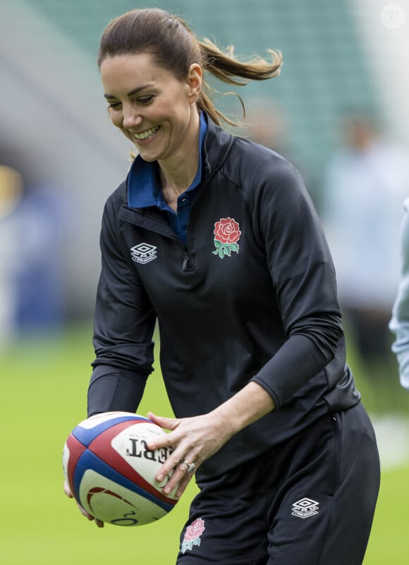 Catherine (Kate) Middleton, duchesse de Cambridge, participe à l'entraînement de rugby au stade de Twickenham en sa qualité de nouvelle marraine des Rugby Football Union et de la Rugby Football League. Elle succède au prince Harry à ce titre, accordé par La reine Elisabeth II d'Angleterre. Le 2 février 2022. 