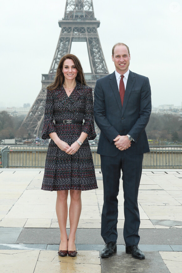 Le prince William et Kate Middleton seront en France ce week-end.
Le prince William, duc de Cambridge et Catherine Kate Middleton, duchesse de Cambridge rencontrent des jeunes fans de rugby sur le parvis des droits de l'homme au Trocadéro à Paris. © Laurent Vu / Pool / Bestimage 