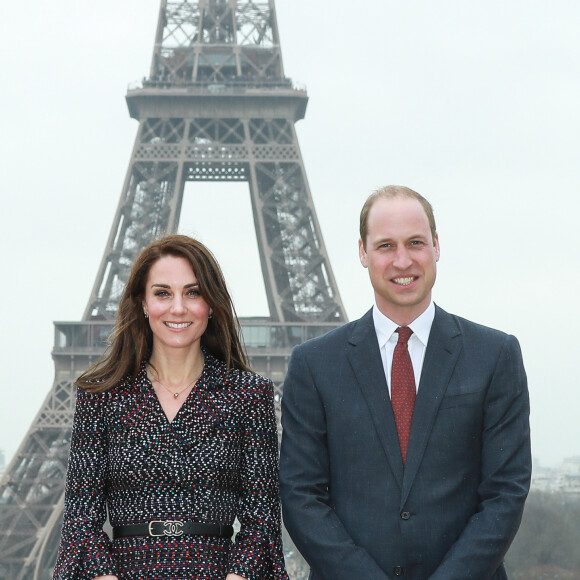 Le prince William et Kate Middleton seront en France ce week-end.
Le prince William, duc de Cambridge et Catherine Kate Middleton, duchesse de Cambridge rencontrent des jeunes fans de rugby sur le parvis des droits de l'homme au Trocadéro à Paris. © Laurent Vu / Pool / Bestimage 