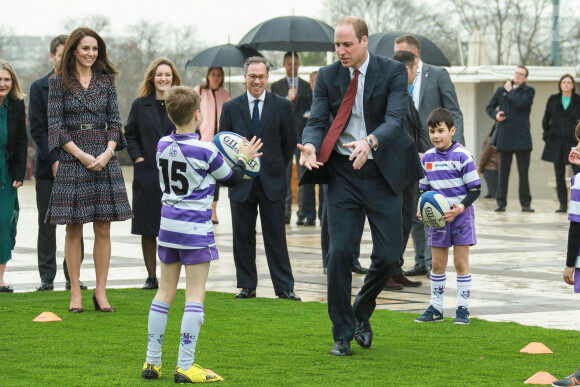 Le prince William, duc de Cambridge et Catherine Kate Middleton, duchesse de Cambridge rencontrent des jeunes fans de rugby sur le parvis des droits de l'homme au Trocadéro à Paris le 18 mars 2017. © Laurent Vu / Pool / Bestimage 
