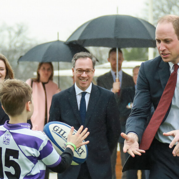 Le prince William, duc de Cambridge et Catherine Kate Middleton, duchesse de Cambridge rencontrent des jeunes fans de rugby sur le parvis des droits de l'homme au Trocadéro à Paris le 18 mars 2017. © Laurent Vu / Pool / Bestimage 
