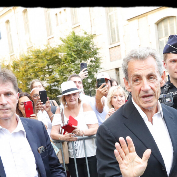 Un nouveau bain de foule pour l'ancien président de la République
Nicolas Sarkozy - L'ancien président de la République N.Sarkozy dédicace son livre "Le temps des combats" à la librairie Lamartine à Paris le 4 septembre 2023. © Alain Guizard / Bestimage 