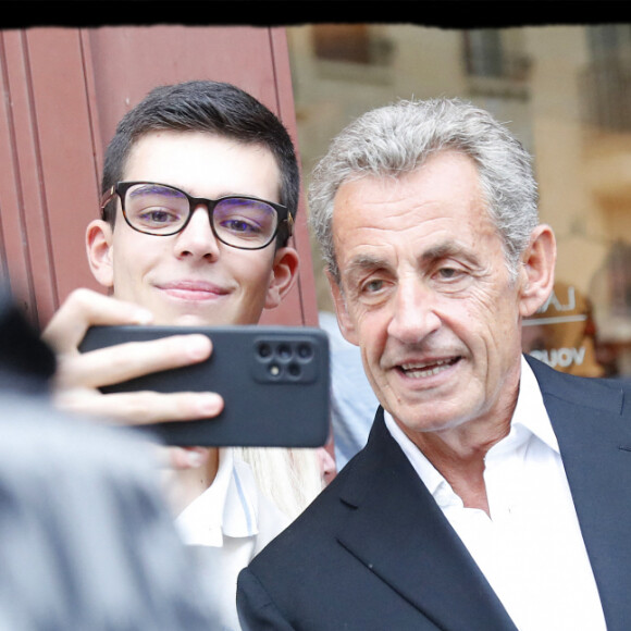 Il y a rencontré son public pour une séance de dédicaces.
Nicolas Sarkozy - L'ancien président de la République N.Sarkozy dédicace son livre "Le temps des combats" à la librairie Lamartine à Paris le 4 septembre 2023. © Alain Guizard / Bestimage 