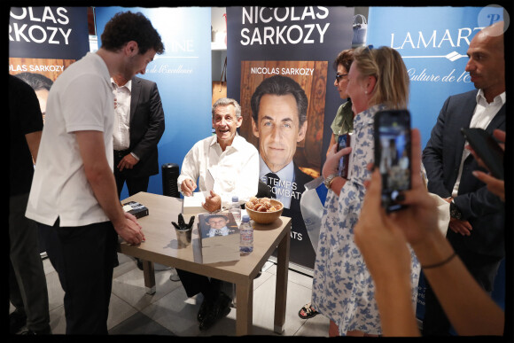 Nicolas Sarkozy et Rachida Dati - L'ancien président de la République N.Sarkozy dédicace son livre "Le temps des combats" à la librairie Lamartine à Paris le 4 septembre 2023. © Alain Guizard / Bestimage 