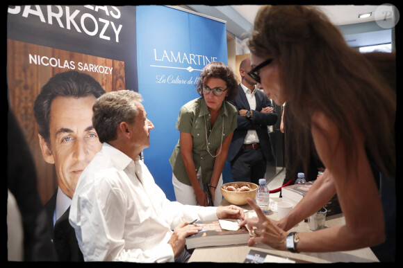 Nicolas Sarkozy et Rachida Dati - L'ancien président de la République N.Sarkozy dédicace son livre "Le temps des combats" à la librairie Lamartine à Paris le 4 septembre 2023. © Alain Guizard / Bestimage 