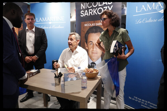 Nicolas Sarkozy et Rachida Dati - L'ancien président de la République N.Sarkozy dédicace son livre "Le temps des combats" à la librairie Lamartine à Paris le 4 septembre 2023. © Alain Guizard / Bestimage 