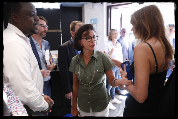 La maire du 7e arrondissement est une amie de Nicolas Sarkozy depuis plus de quinze ans.
Rachida Dati et Carla Bruni Sarkozy - L'ancien président de la République N.Sarkozy dédicace son livre "Le temps des combats" à la librairie Lamartine à Paris le 4 septembre 2023. © Alain Guizard / Bestimage 