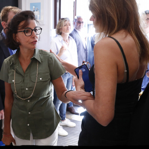 La maire du 7e arrondissement est une amie de Nicolas Sarkozy depuis plus de quinze ans.
Rachida Dati et Carla Bruni Sarkozy - L'ancien président de la République N.Sarkozy dédicace son livre "Le temps des combats" à la librairie Lamartine à Paris le 4 septembre 2023. © Alain Guizard / Bestimage 