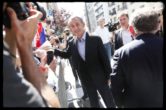 Nicolas Sarkozy - L'ancien président de la République N.Sarkozy dédicace son livre "Le temps des combats" à la librairie Lamartine à Paris le 4 septembre 2023. © Alain Guizard / Bestimage 