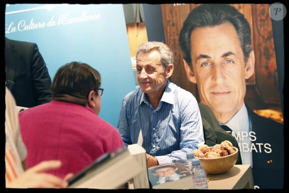 Nicolas Sarkozy - L'ancien président de la République N.Sarkozy dédicace son livre "Le temps des combats" à la librairie Lamartine à Paris le 4 septembre 2023. © Alain Guizard / Bestimage 