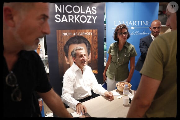 Nicolas Sarkozy et Rachida Dati - L'ancien président de la République N.Sarkozy dédicace son livre "Le temps des combats" à la librairie Lamartine à Paris le 4 septembre 2023. © Alain Guizard / Bestimage 