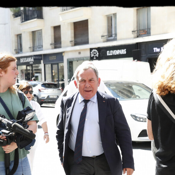 Francis Szpiner, maire du 16ème arrondissement de Paris - L'ancien président de la République N.Sarkozy dédicace son livre "Le temps des combats" à la librairie Lamartine à Paris le 4 septembre 2023. © Alain Guizard / Bestimage 