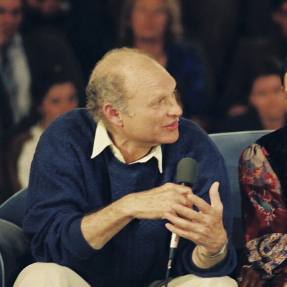 Lee Halliday s'est éteint paisiblement dans son sommeil à l'âge de 95 ans le mardi 5 septembre 2023, comme l'a indiqué sa famille à l'AFP
Rétro - Décès à 95 ans du chanteur et danseur Lee Halliday, premier producteur et agent artistique de Johnny Hallyday - Archives - Lee et Desta Halliday en compagnie de Johnny Hallyday sur le plateau de l'émission "Sacrée Soirée". Le 15 avril 1992 © Patrick Carpentier / Bestimage 