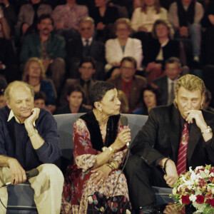 Rétro - Décès à 95 ans du chanteur et danseur Lee Halliday, premier producteur et agent artistique de Johnny Hallyday - Archives - Desta et Lee Halliday, Jean-Pierre Foucault - Johnny Hallyday sur le plateau de l'émission TV "Sacrée Soirée". Le 15 avril 1992 © Patrick Carpentier / Bestimage