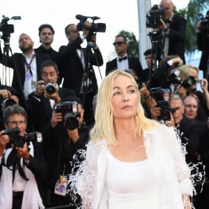 Emmanuelle Béart à la montée des marches de "Elvis" lors du 75ème Festival International du Film de Cannes, le 25 mai 2022. © Rachid Bellak/Bestimage