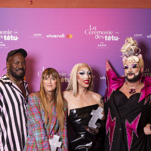 La cérémonie était présentée par trois hôtes de charmes : la journaliste Giulia Foïs, l'humoriste Jessé et la Big Bertha, ici en photo tout à droite.
Exclusif - Pierre-Édouard Hanffou, dit Kiddy Smile, Daphné Bürki, Paloma et La Big Bertha - Cérémonie des Têtu 2023 à l'Olympia à Paris, le 6 septembre 2023. © Pierre Perusseau / Bestimage