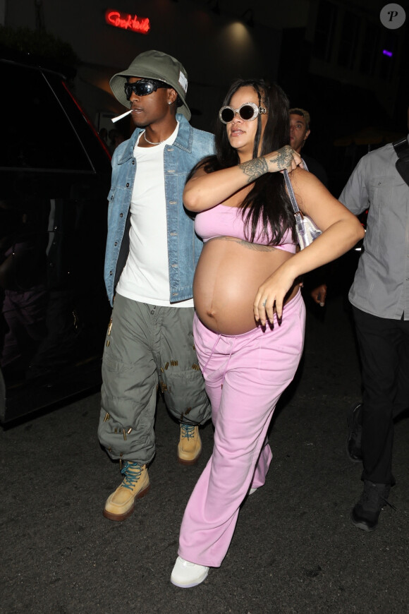 Le couple, déjà parent de RZA, a encore misé sur l'originalité avec Riot Rose, prénom de leur deuxième garçon
Rihanna enceinte de son deuxième enfant avec ASAP Rocky à Santa Monica le 28 juillet 2023