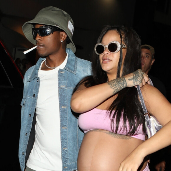 Le couple, déjà parent de RZA, a encore misé sur l'originalité avec Riot Rose, prénom de leur deuxième garçon
Rihanna enceinte de son deuxième enfant avec ASAP Rocky à Santa Monica le 28 juillet 2023