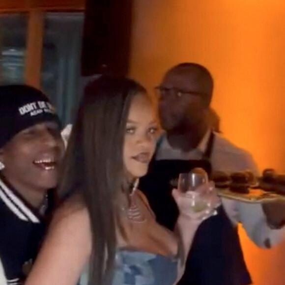 Rihanna (enceinte) avec son compagnon ASAP Rocky rentrent à leur hôtel après l'after-show du défilé de mode masculine prêt à porter printemps/été 2024 de la maison Louis Vuitton à Paris le 20 juin 2023.