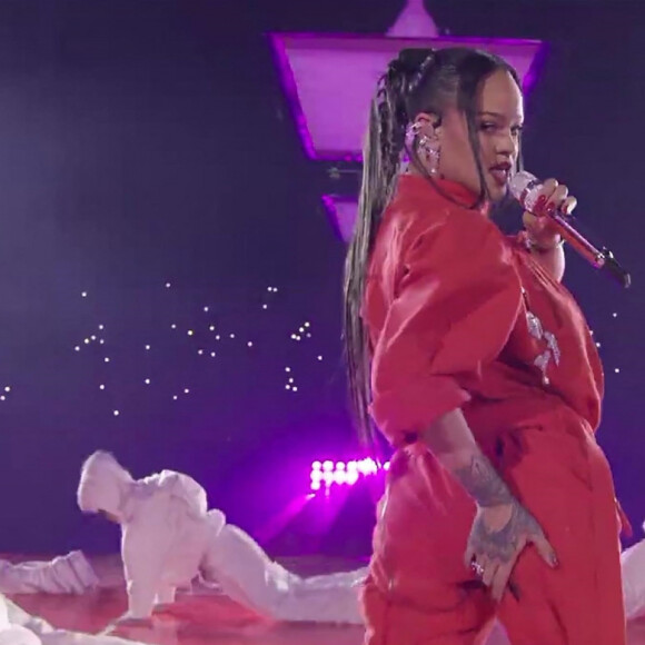 Rihanna, enceinte, sur scène à la mi-temps du Super Bowl 2023 à Glendale, le 12 février 2023.