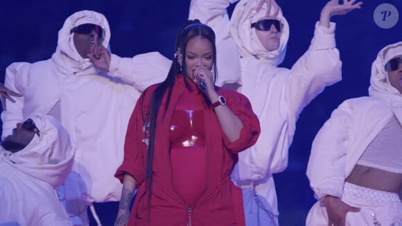Elle a accouché le 1er août, contrairement à ce qu'a dit TMZ qui avançait la date du 3 août
Rihanna, enceinte, sur scène à la mi-temps du Super Bowl 2023 à Glendale, le 12 février 2023.
