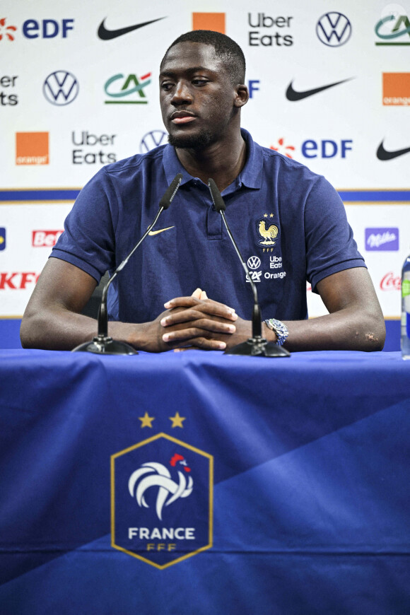 Le footballeur de 24 ans a partagé la vidéo d'une jeune écolière empêchée d'aller en cour à cause de son accoutrement
 
Ibrahima Konaté en conférence de presse pour l'équipe de France à Clairefontaine le 14 juin 2023.