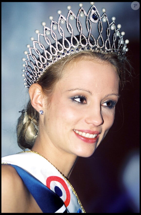 Elodie Gossuin, Miss Picardie est élue Miss France 2001 au Grimaldi Forum à Monaco.